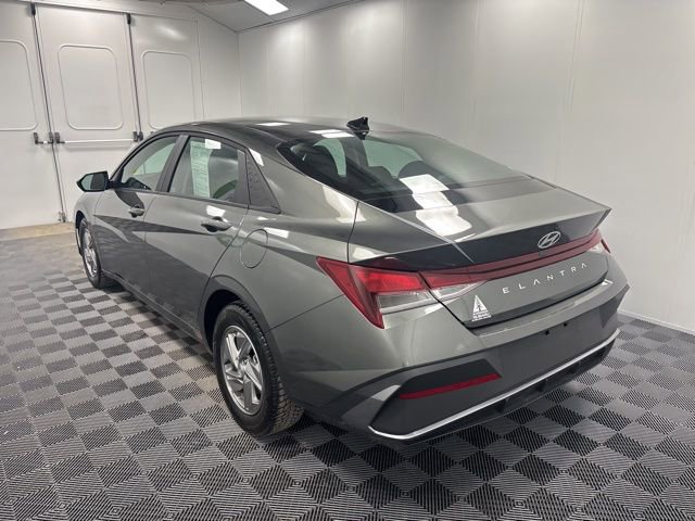 Used 2025 Hyundai Elantra SE image 4