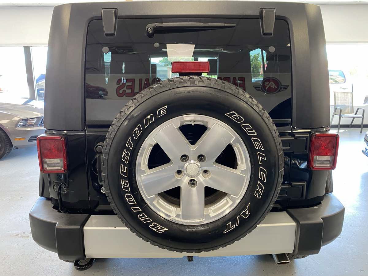 Used 2009 Jeep Wrangler Unlimited Sahara w/ Dual Top Group AWD/4WD image 12