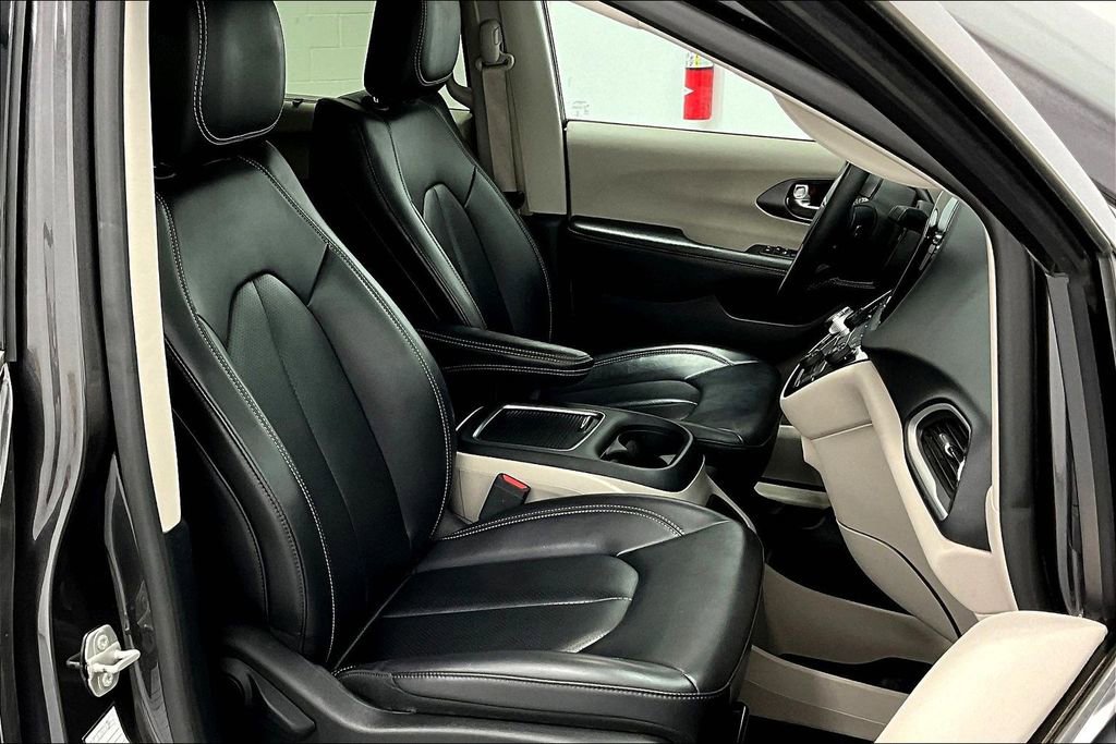 Used 2023 Chrysler Pacifica Touring-L image 10