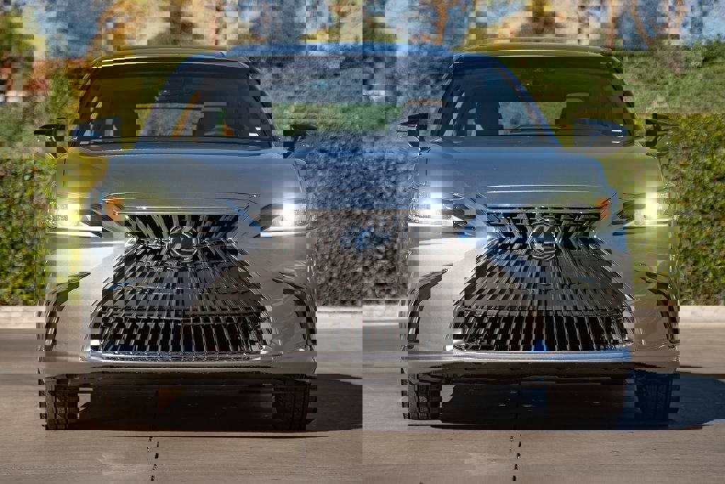 New 2025 Lexus ES 350 image 3