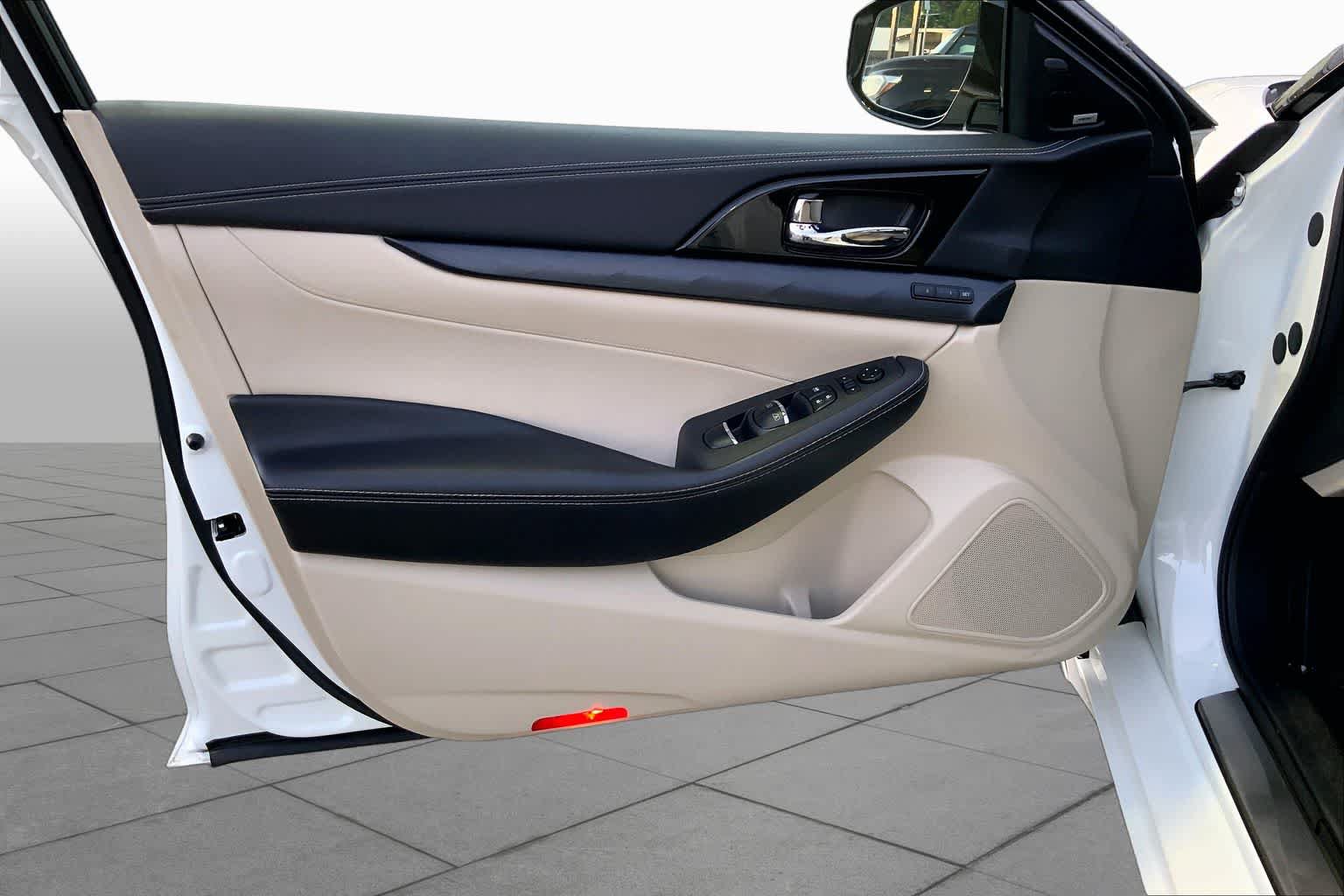 Used 2023 Nissan Maxima Platinum w/ Sport Mat Group FWD image 22