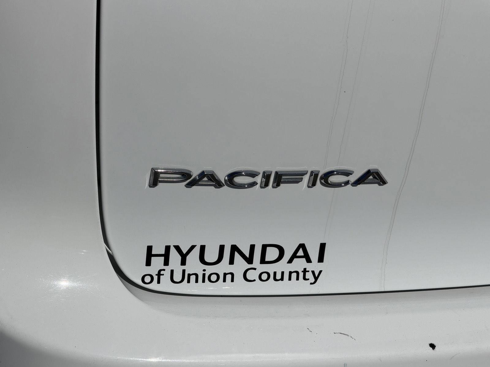 Used 2023 Chrysler Pacifica Touring-L image 24