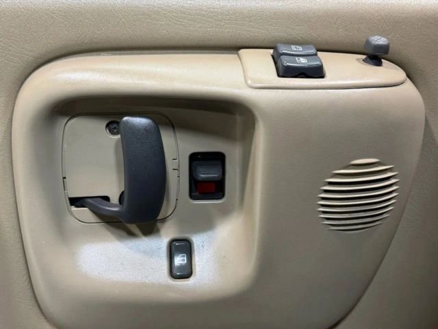 Used 2002 Chevrolet Express 1500 w/ LS Preferred Equipment Group RWD image 14