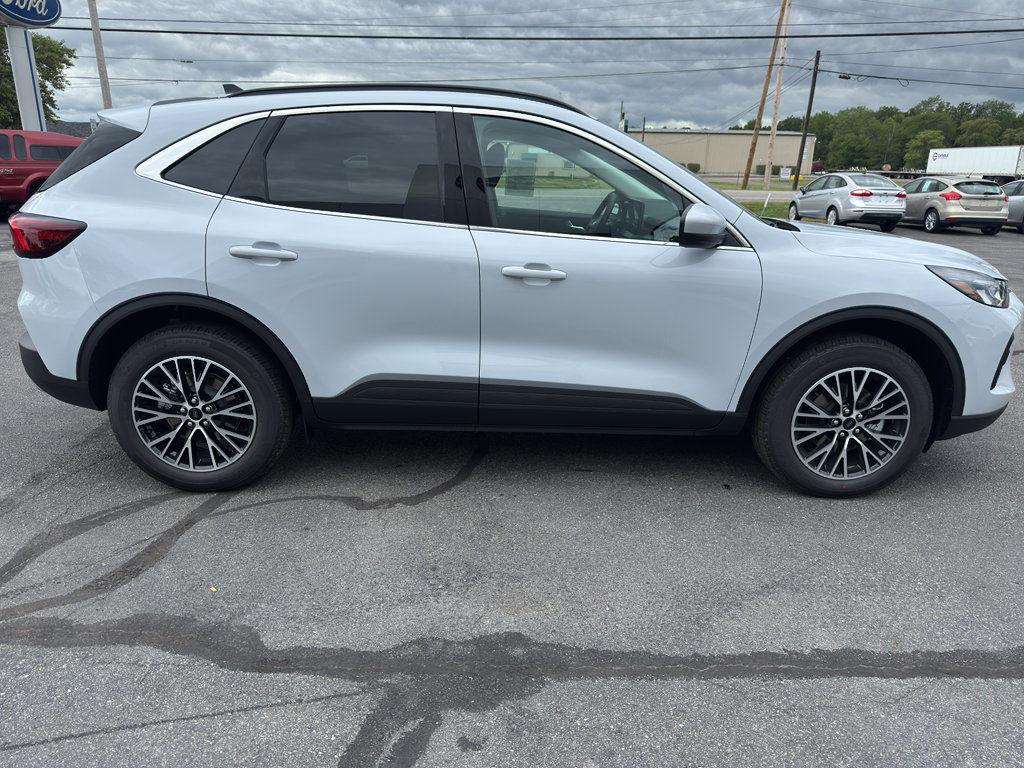 New 2025 Ford Escape SE image 2