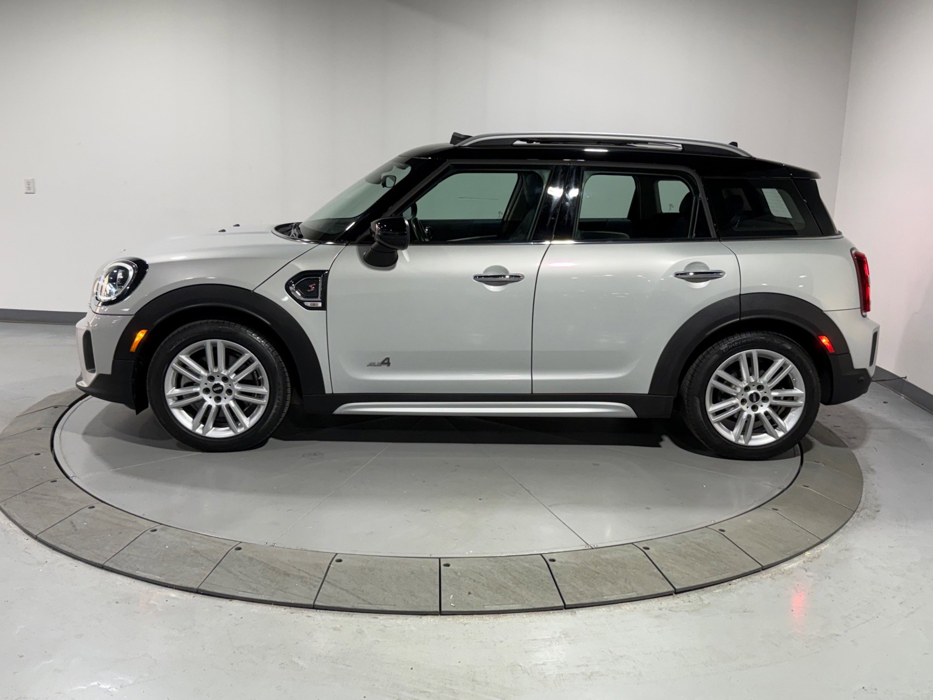 Used 2023 MINI Cooper Countryman S w/ Signature Upholstery Package image 8