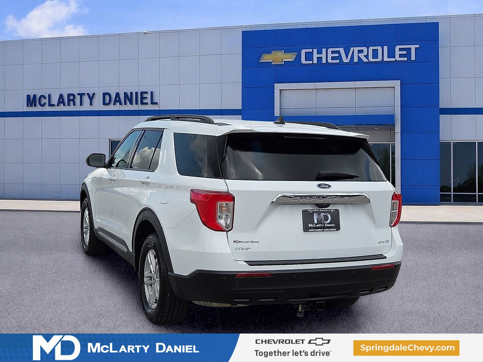 Used 2024 Ford Explorer XLT AWD/4WD image 4