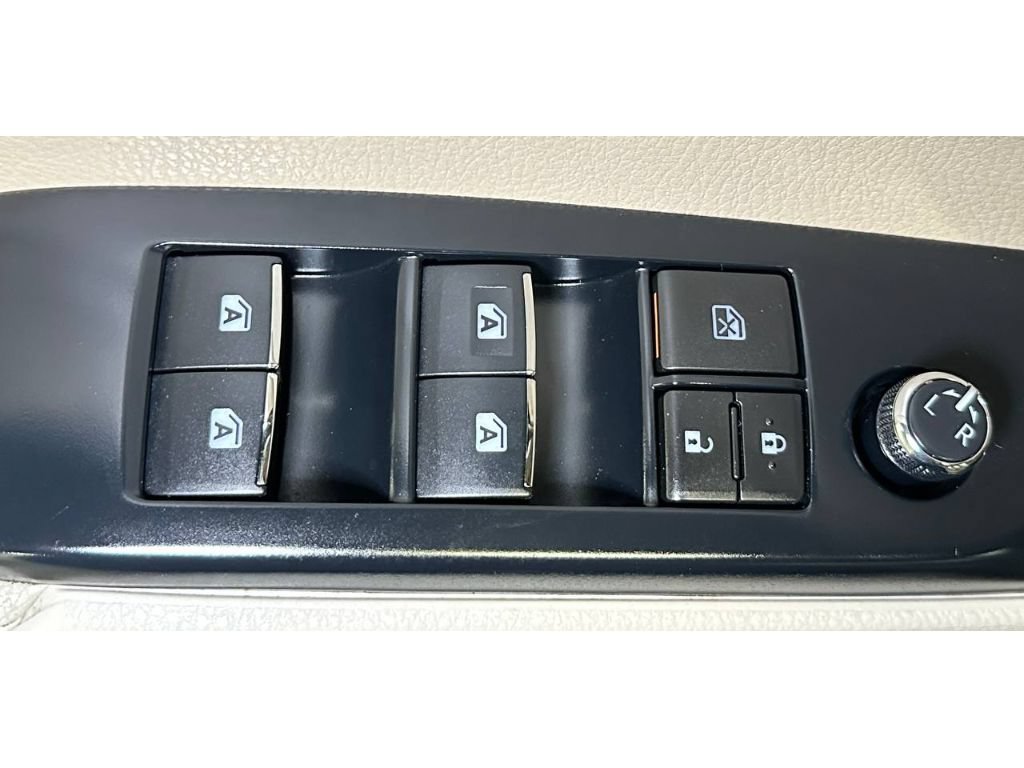 Used 2018 Toyota Camry XLE FWD image 33
