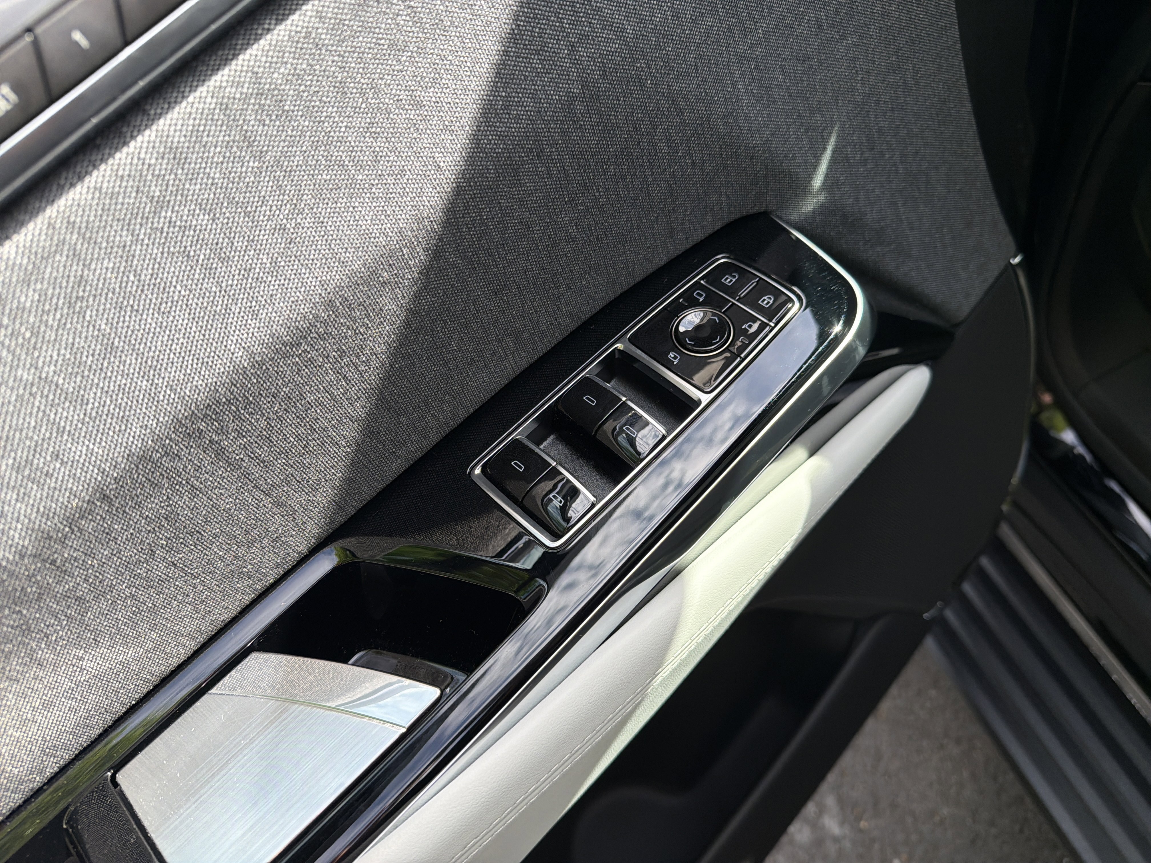 Used 2025 Cadillac Escalade Premium Luxury Platinum image 15