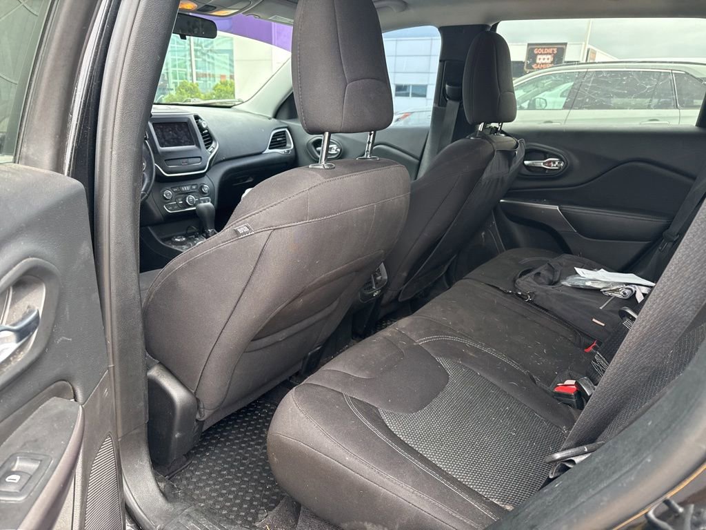 Used 2019 Jeep Cherokee Latitude w/ Cold Weather Group AWD/4WD image 9