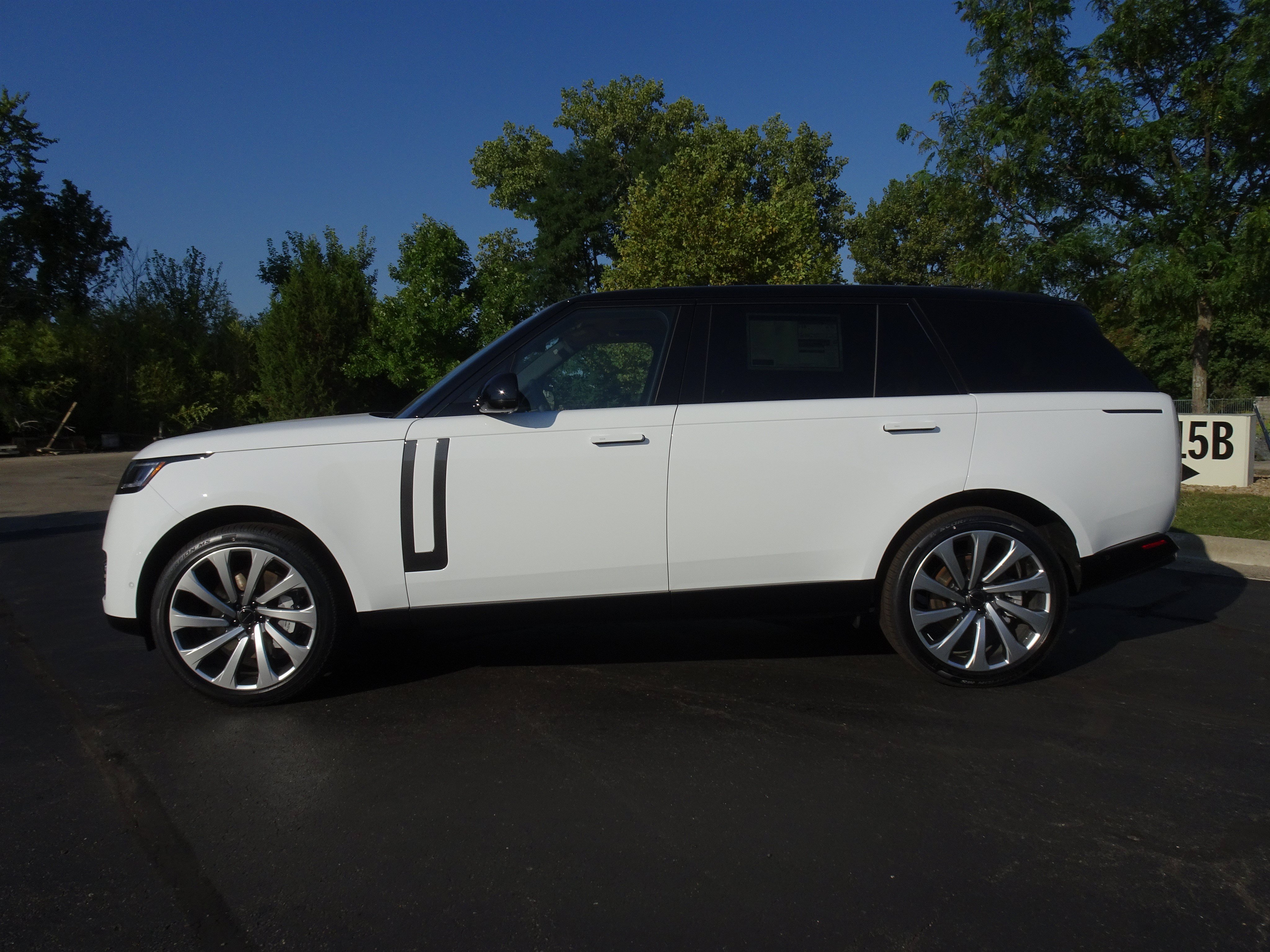 New 2026 Land Rover Range Rover Long Wheelbase SE AWD/4WD image 7