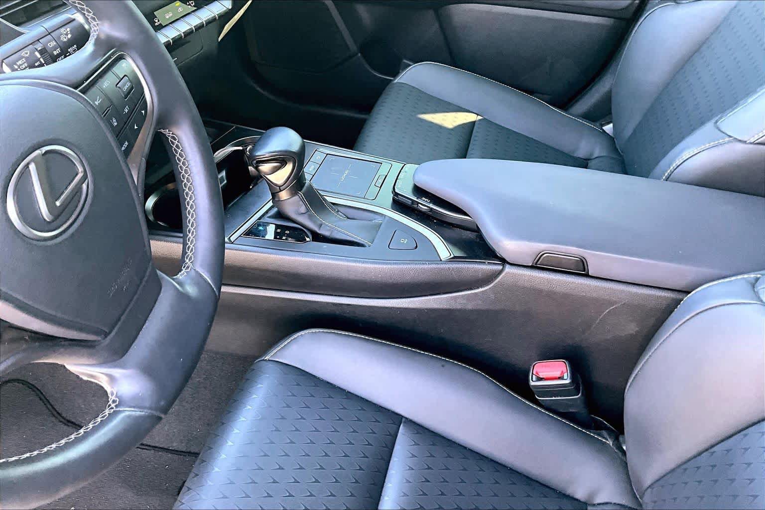 Used 2022 Lexus UX 200 w/ Accessory Package (Z1) FWD image 16