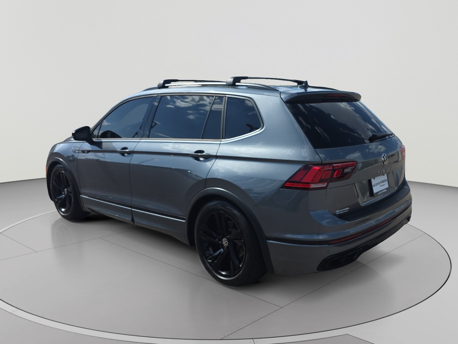 Used 2024 Volkswagen Tiguan SE R-Line FWD image 3