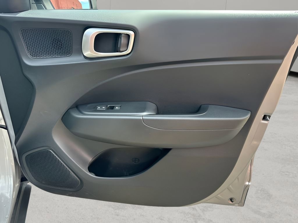 Used 2025 Hyundai Venue SEL image 21