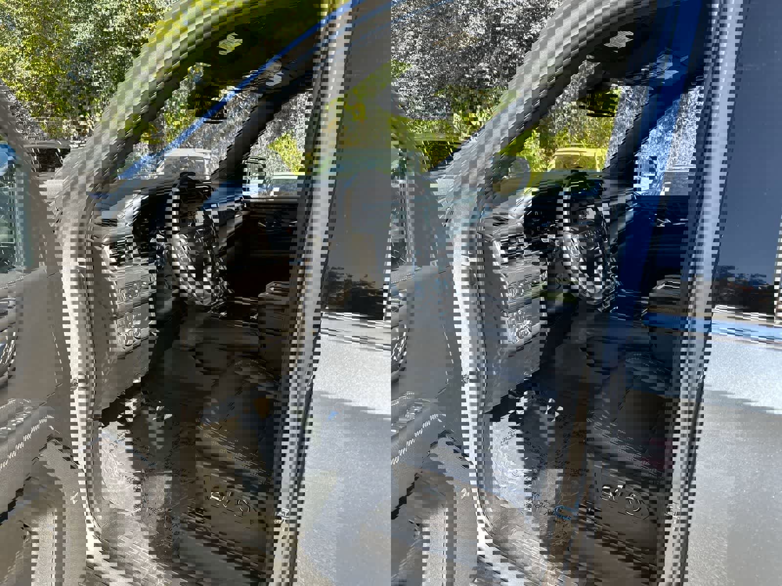 Used 2023 GMC Yukon XL Denali image 2