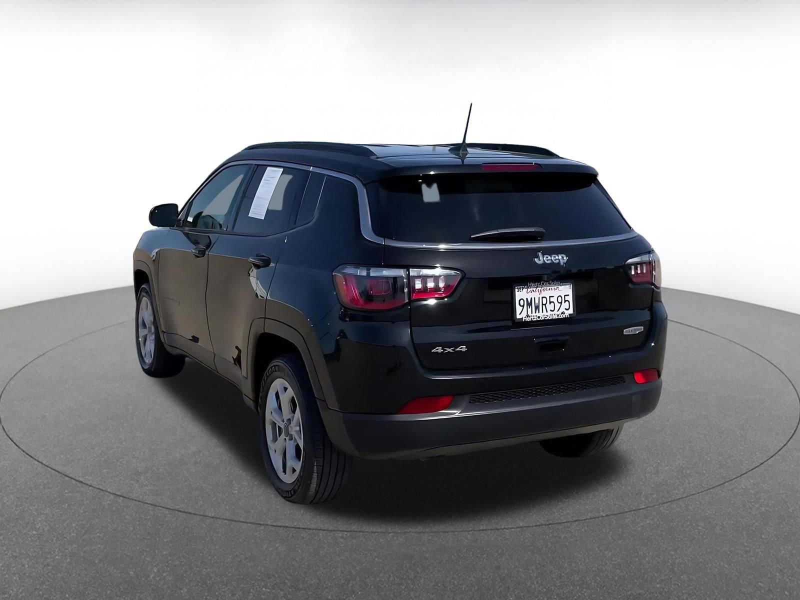 Used 2025 Jeep Compass Latitude AWD/4WD image 11