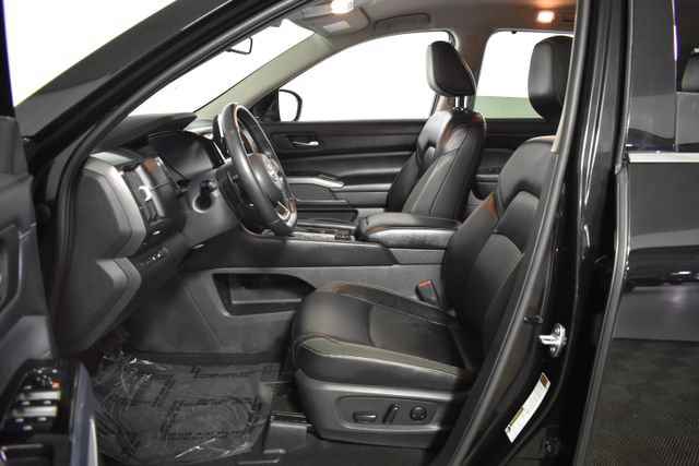Used 2023 Nissan Pathfinder SL AWD/4WD image 11