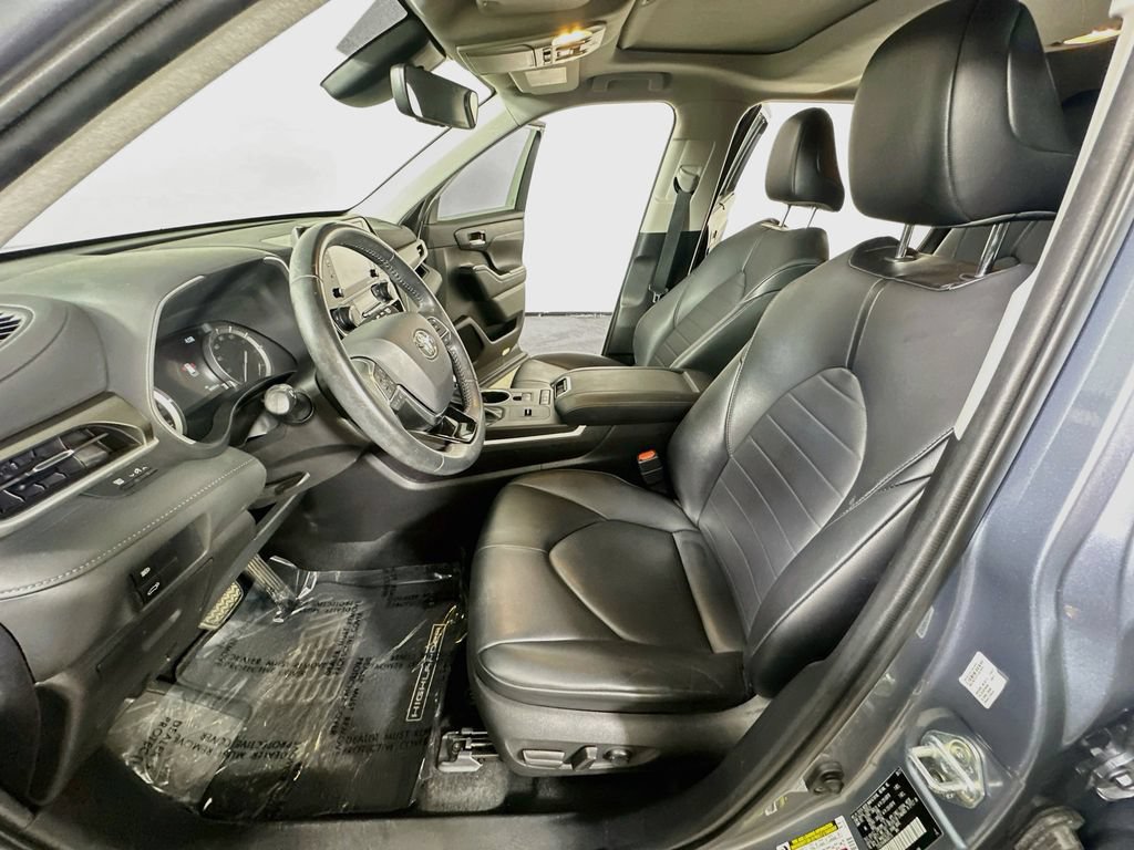 Used 2021 Toyota Highlander XLE FWD image 18