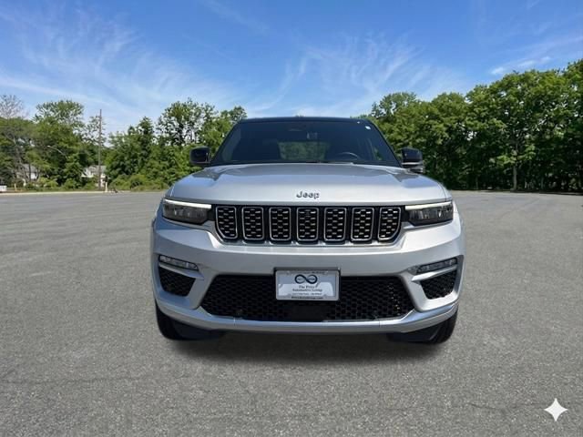 Used 2023 Jeep Grand Cherokee Summit AWD/4WD image 3