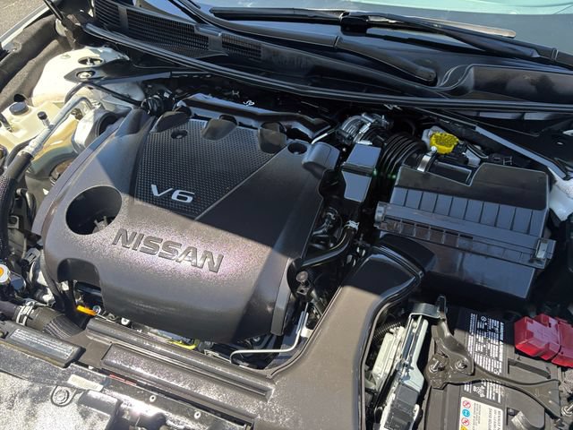 Used 2023 Nissan Maxima SR w/ Sport Mat Group FWD image 9