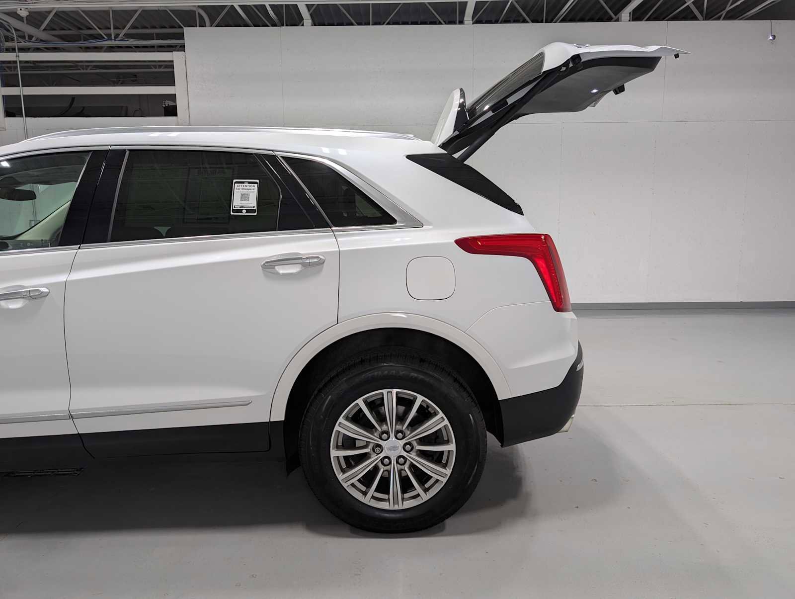 Used 2018 Cadillac XT5 Luxury w/ Driver Awareness Package AWD/4WD image 9