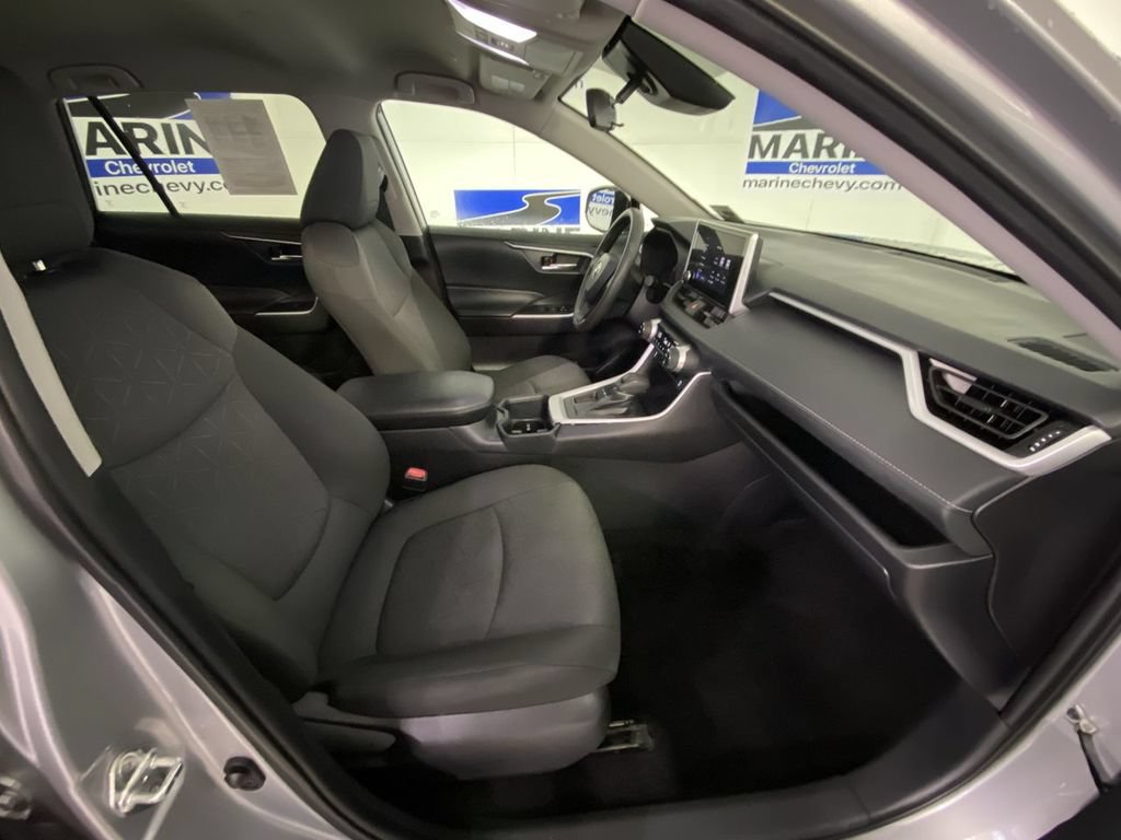 Used 2024 Toyota RAV4 XLE FWD image 33
