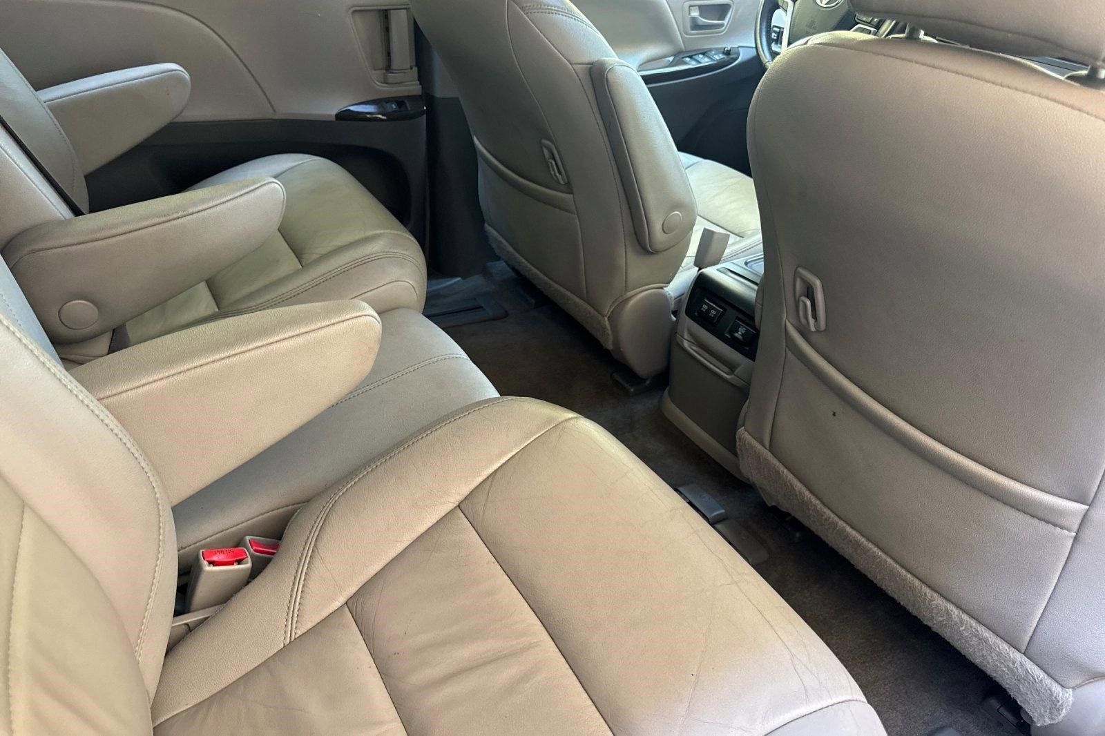 Used 2018 Toyota Sienna XLE FWD image 29