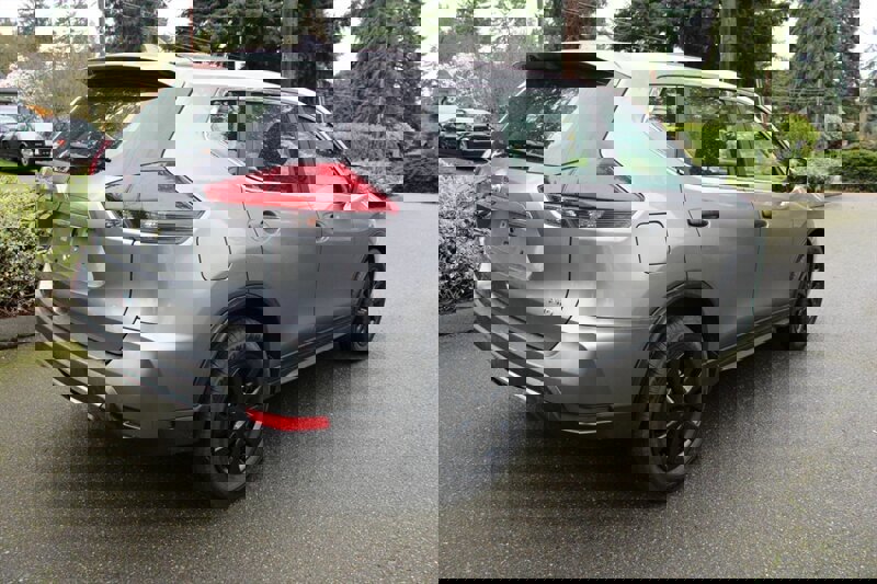 Used 2017 Nissan Rogue S image 3