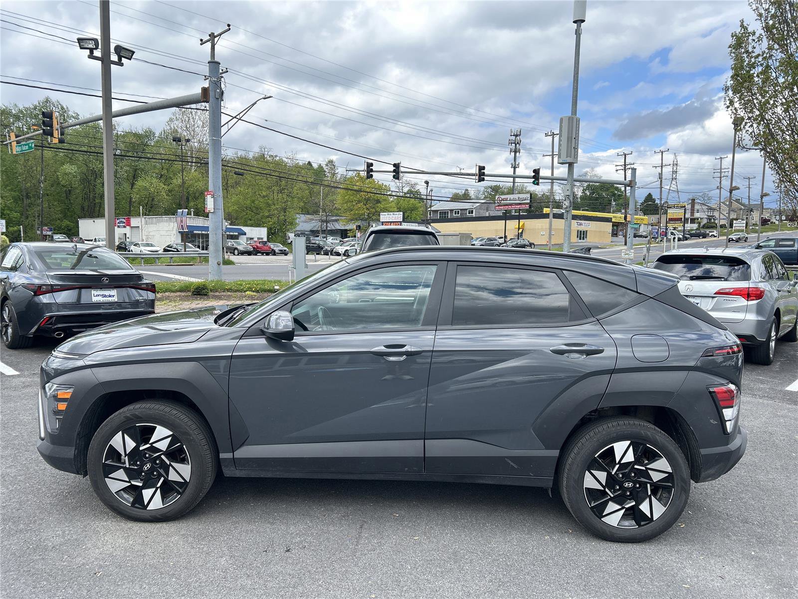 Used 2024 Hyundai Kona SEL AWD/4WD image 2