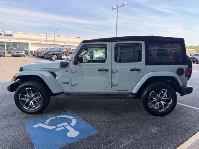 Used 2024 Jeep Wrangler Unlimited w/ Convenience Group AWD/4WD image 18