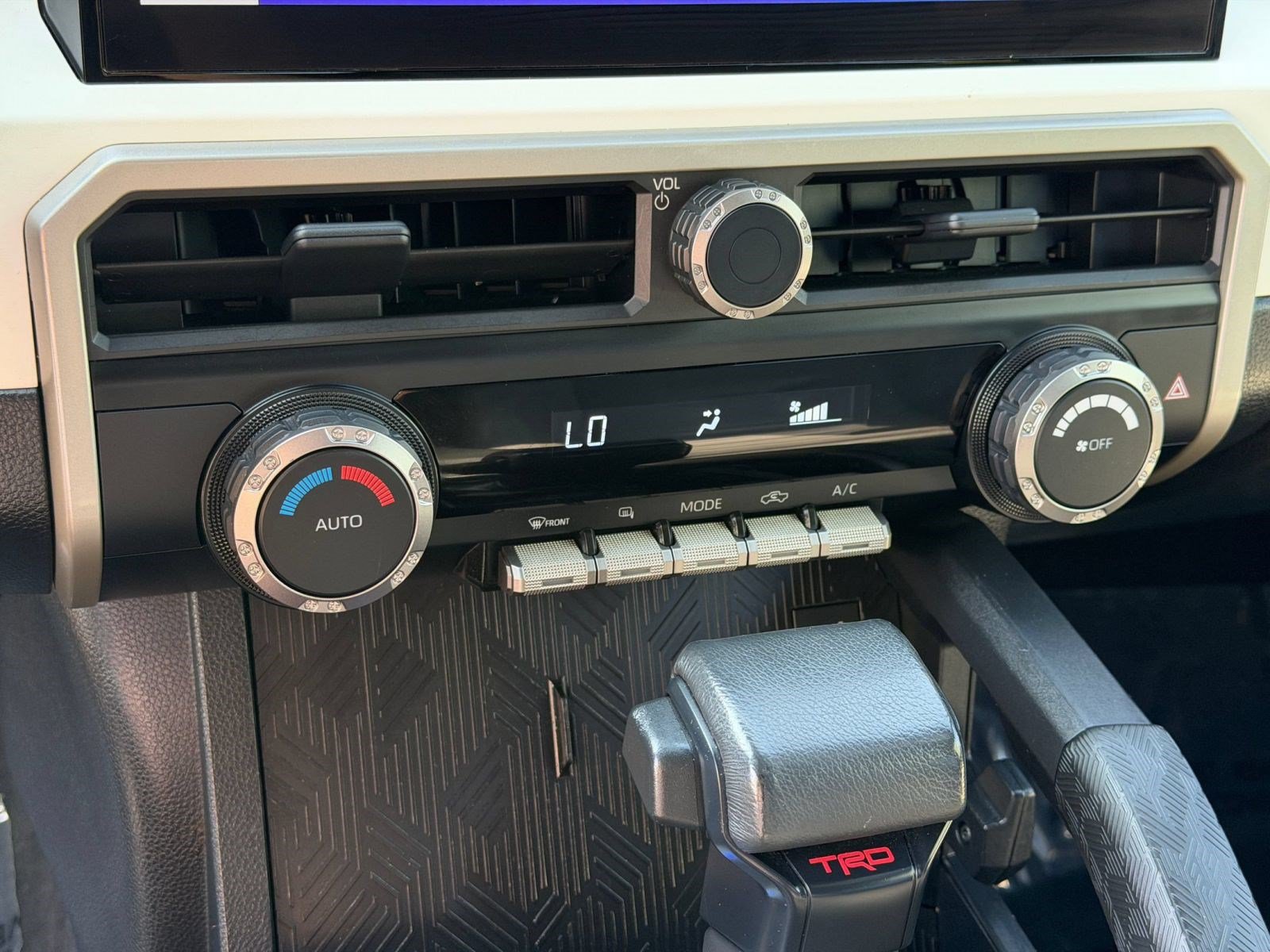 Used 2024 Toyota Tacoma TRD Off-Road AWD/4WD image 18