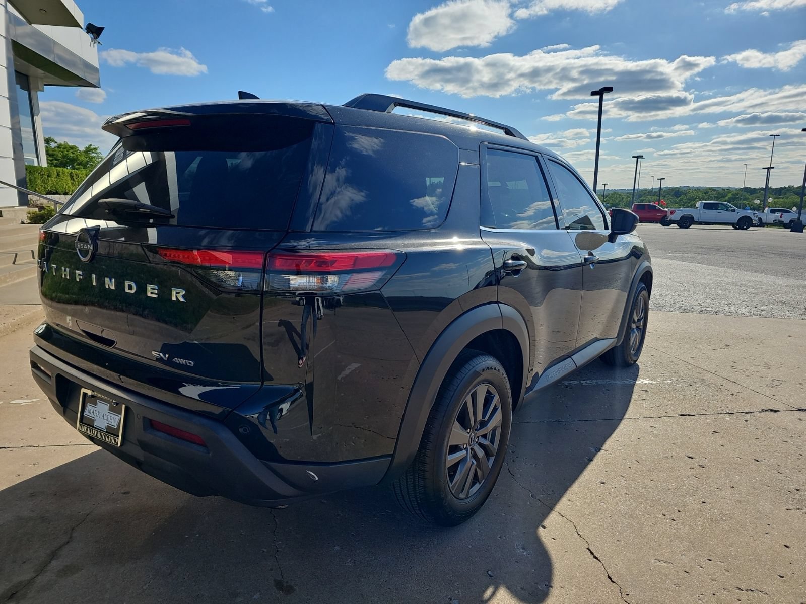 Used 2022 Nissan Pathfinder SV AWD/4WD image 3