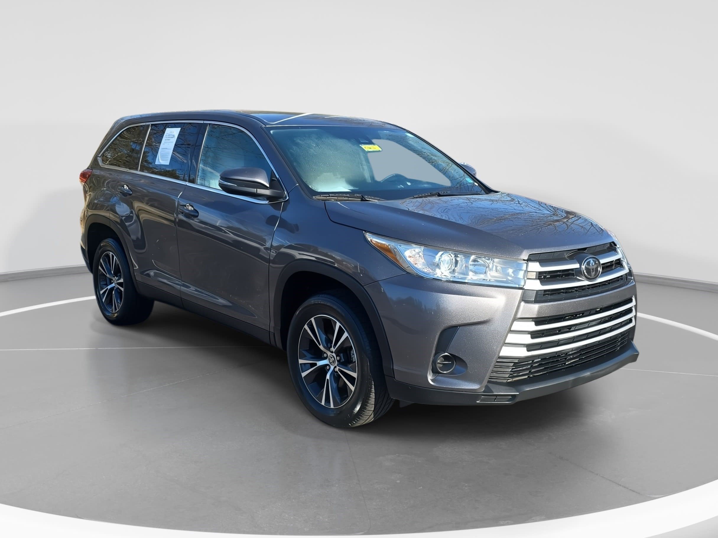 Used 2019 Toyota Highlander LE image 3