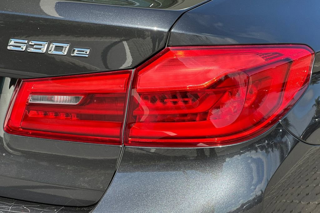 Used 2019 BMW 530e w/ M Sport Package image 32