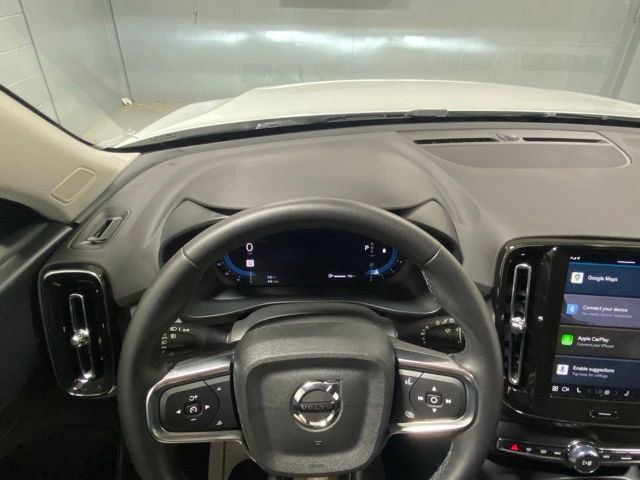 Used 2025 Volvo XC40 B5 Plus image 15