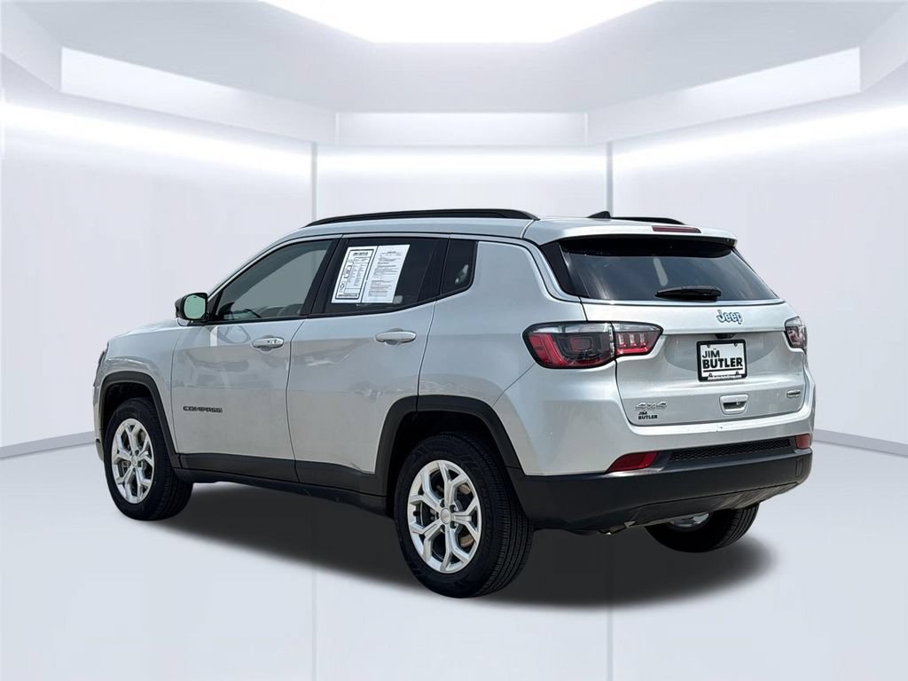 Used 2024 Jeep Compass Latitude AWD/4WD image 4
