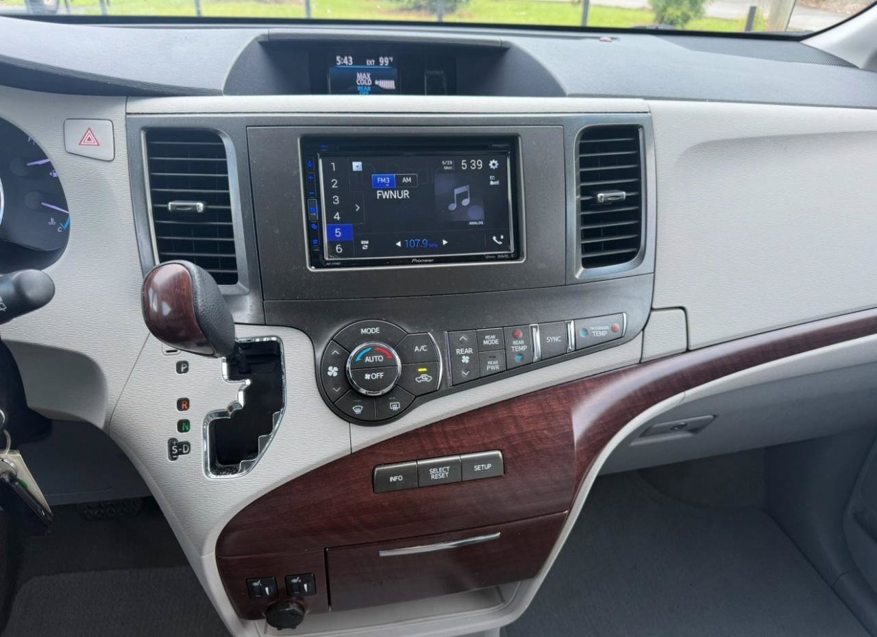 Used 2013 Toyota Sienna XLE FWD image 20