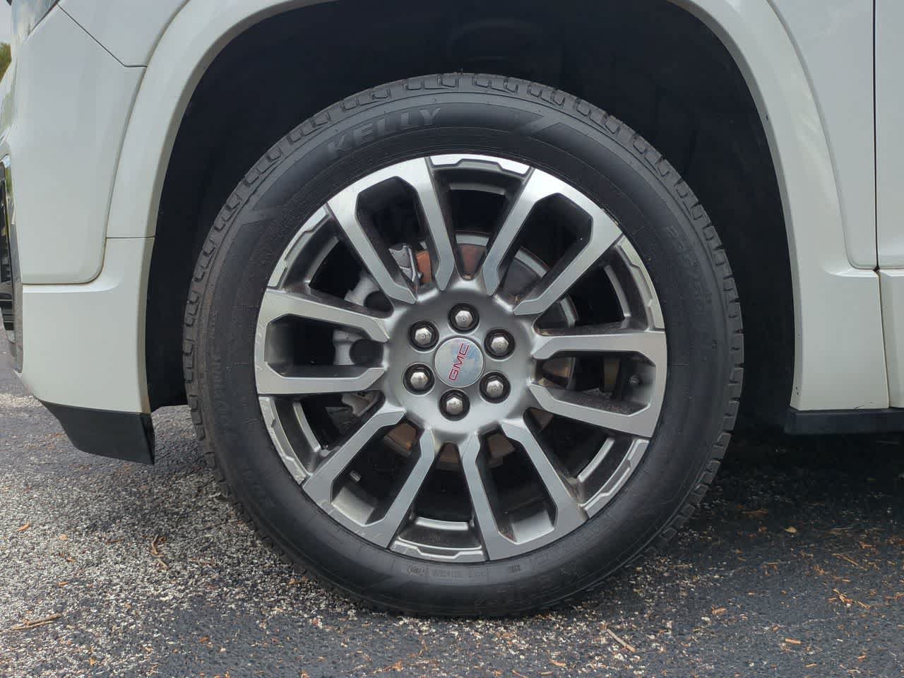 Used 2022 GMC Acadia Denali w/ Denali Technology Package FWD image 14