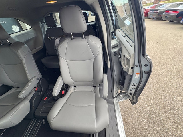 Used 2022 Toyota Sienna XLE image 18