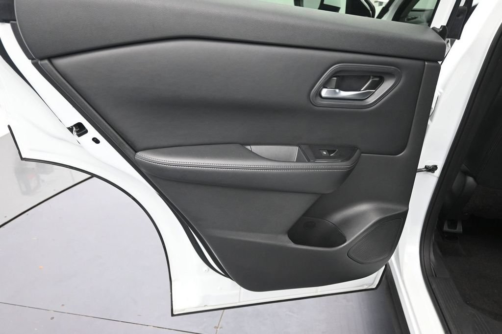 Used 2024 Nissan Rogue SV AWD/4WD image 15