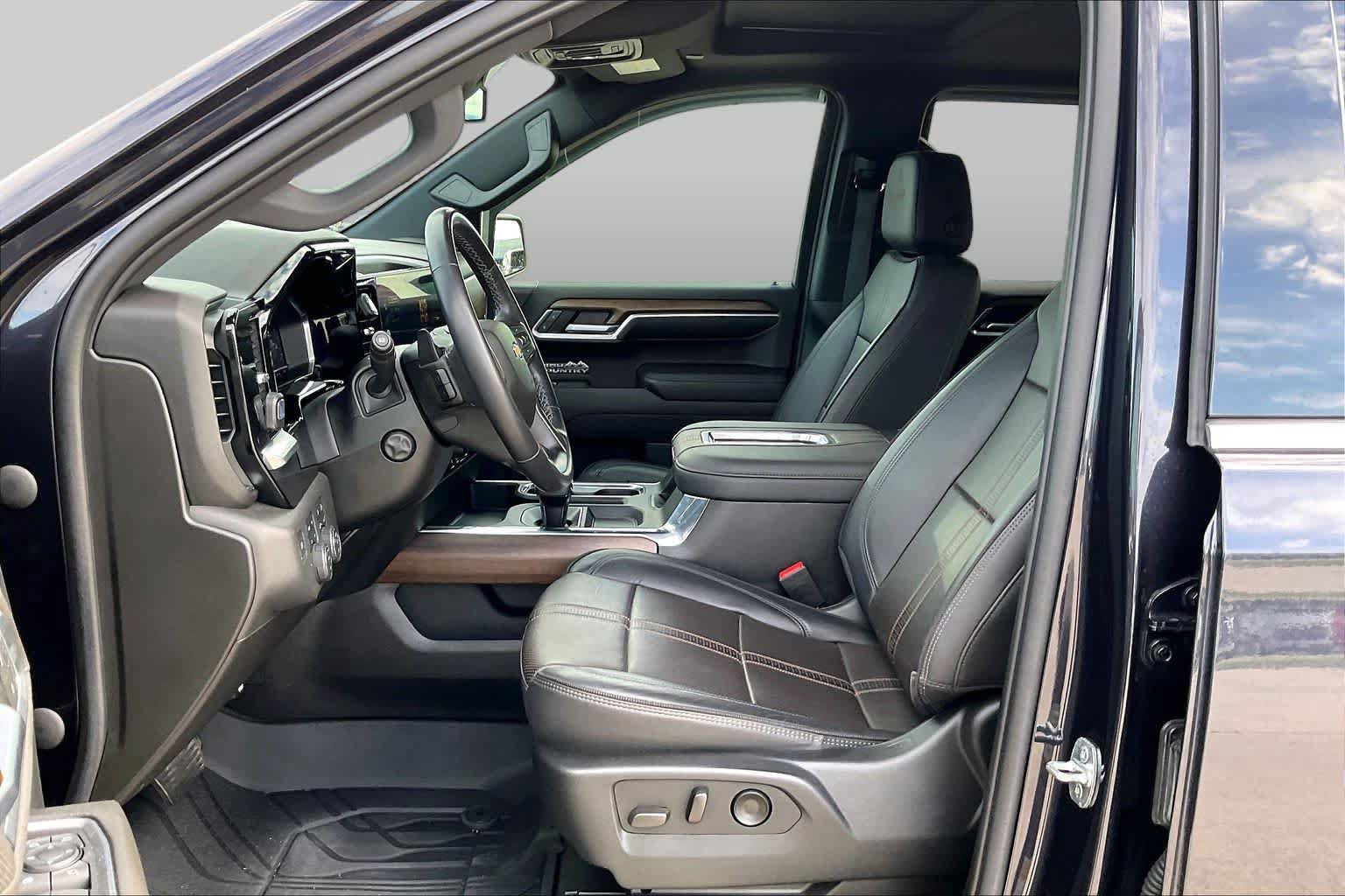 Used 2022 Chevrolet Silverado 1500 High Country w/ High Country Premium Package AWD/4WD image 8