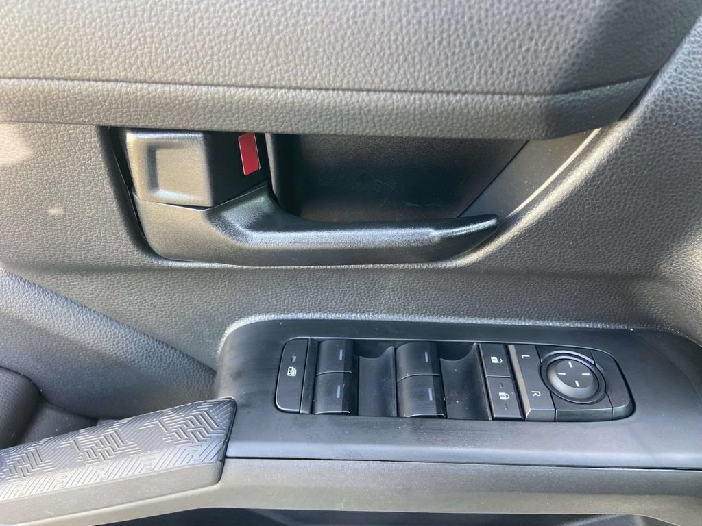 Used 2025 Toyota Tacoma SR5 AWD/4WD image 15