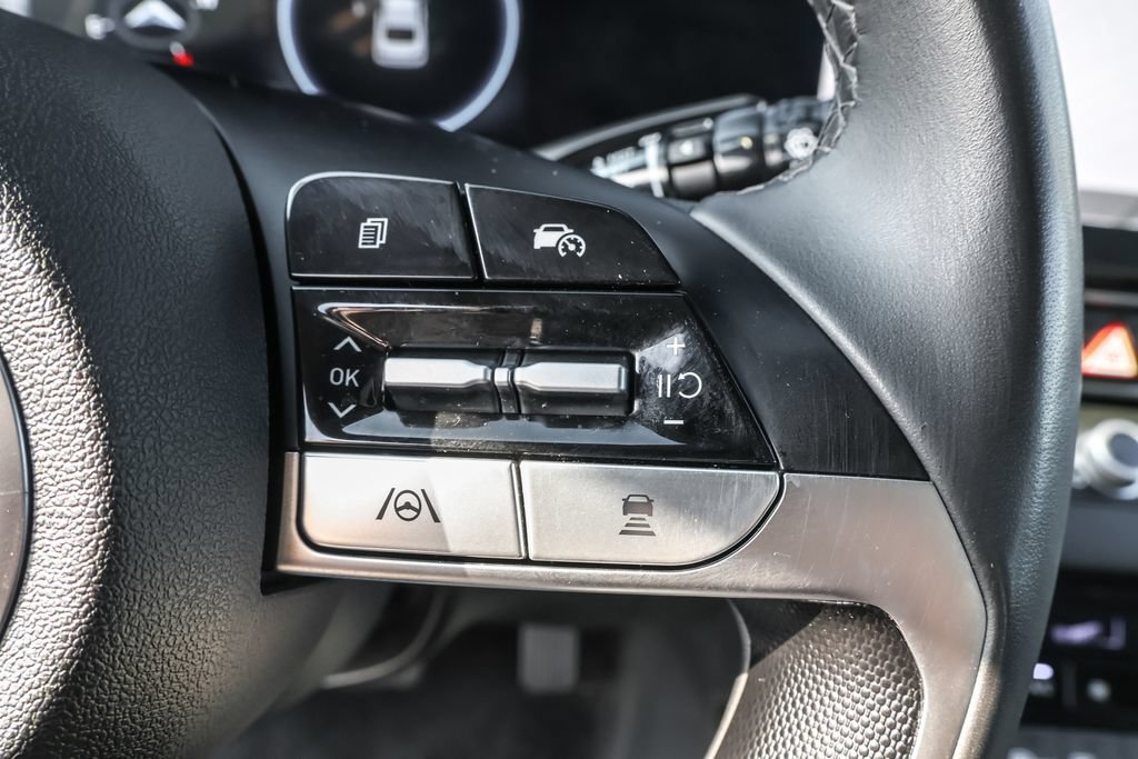 Certified 2025 Hyundai Elantra Limited FWD image 24