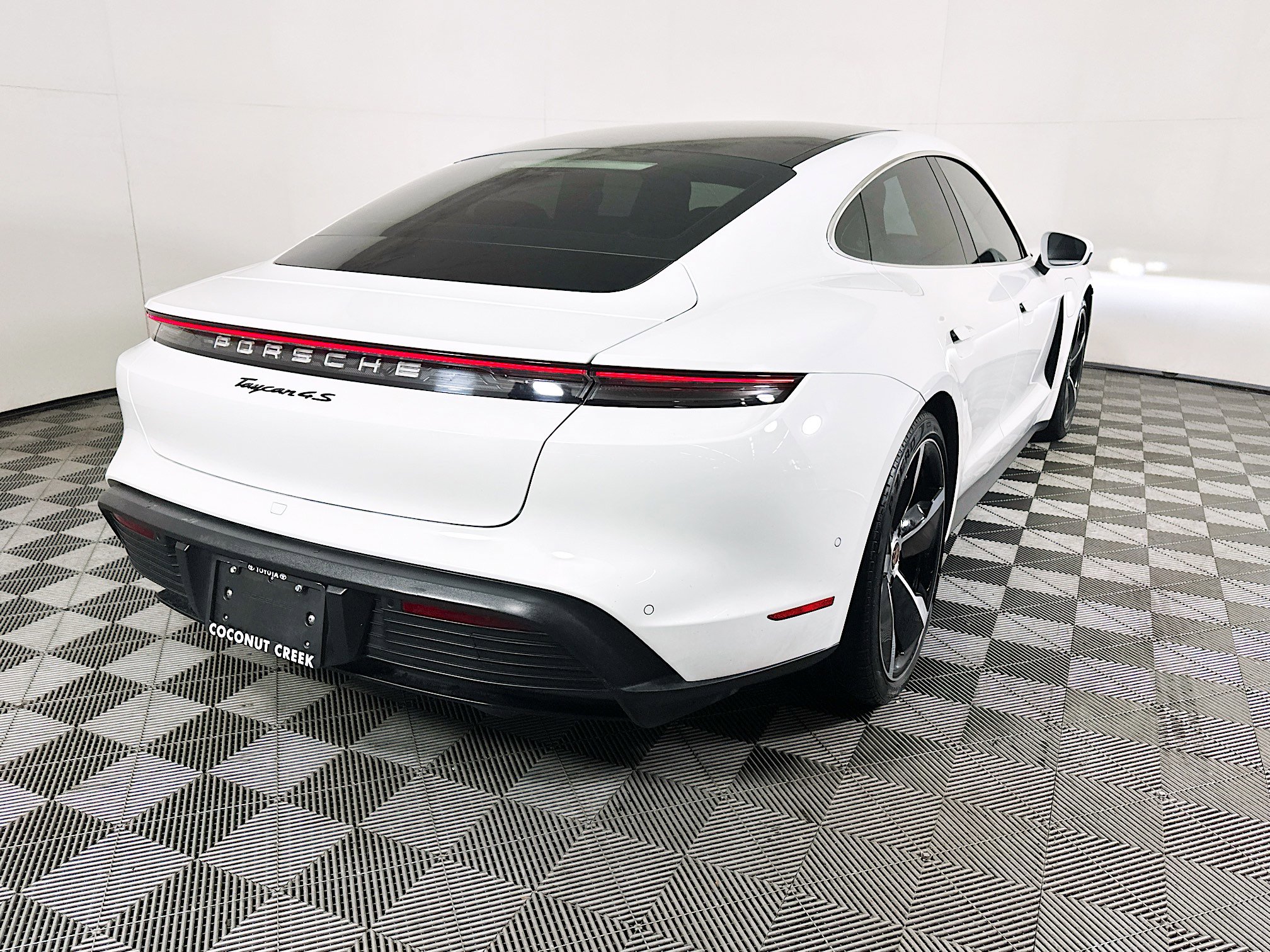 Used 2020 Porsche Taycan 4S AWD/4WD image 3