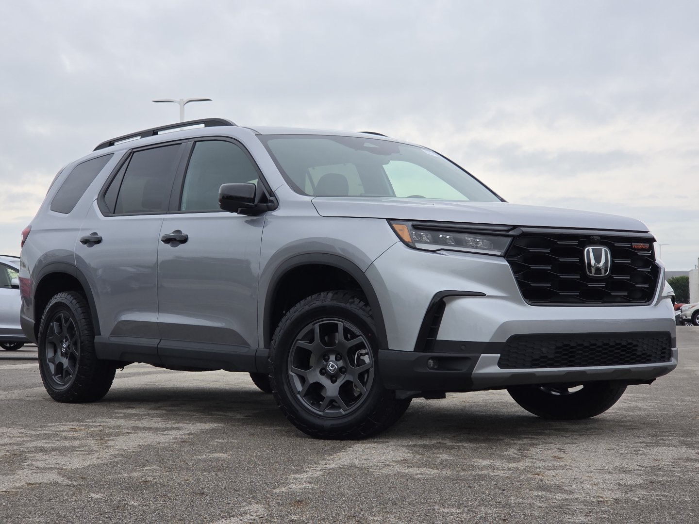 Used 2025 Honda Pilot TrailSport image 2