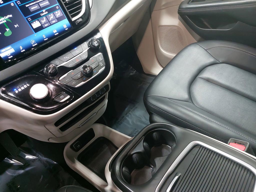 Used 2024 Chrysler Pacifica Touring-L FWD image 25
