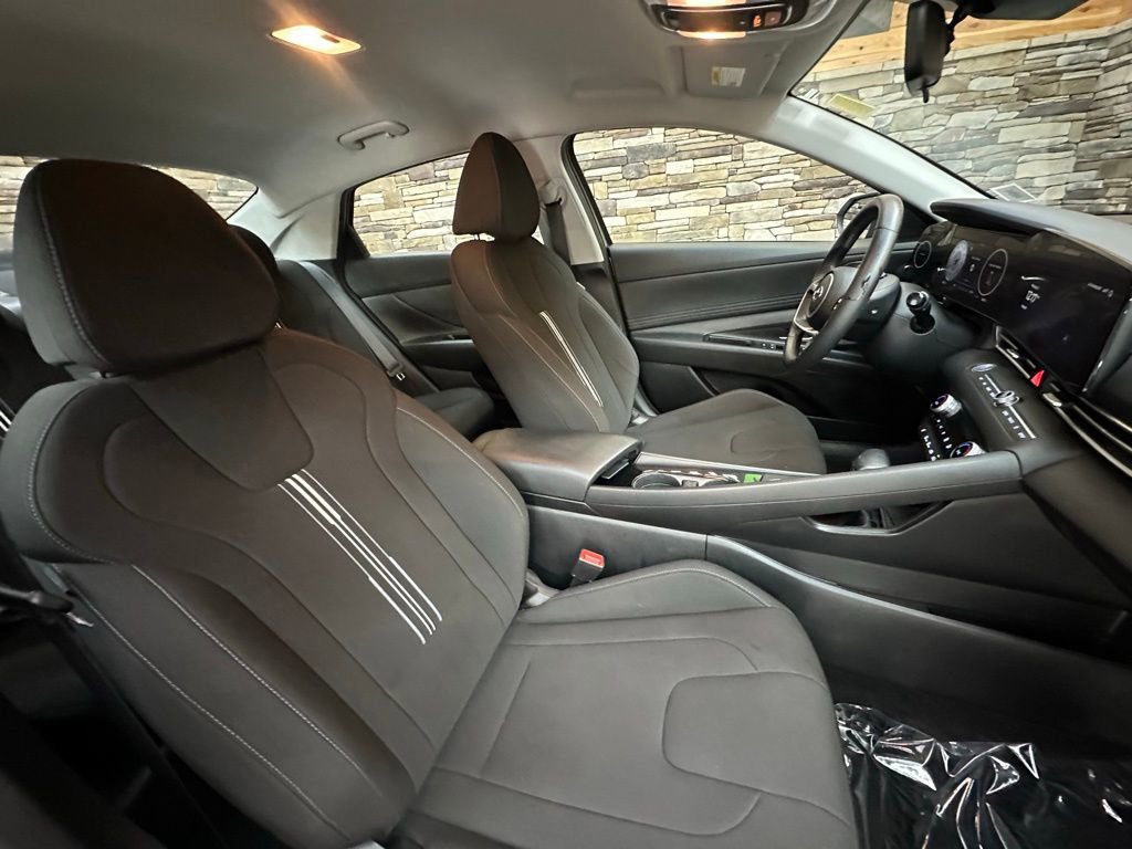 Used 2023 Hyundai Elantra SEL w/ Convenience Package image 14