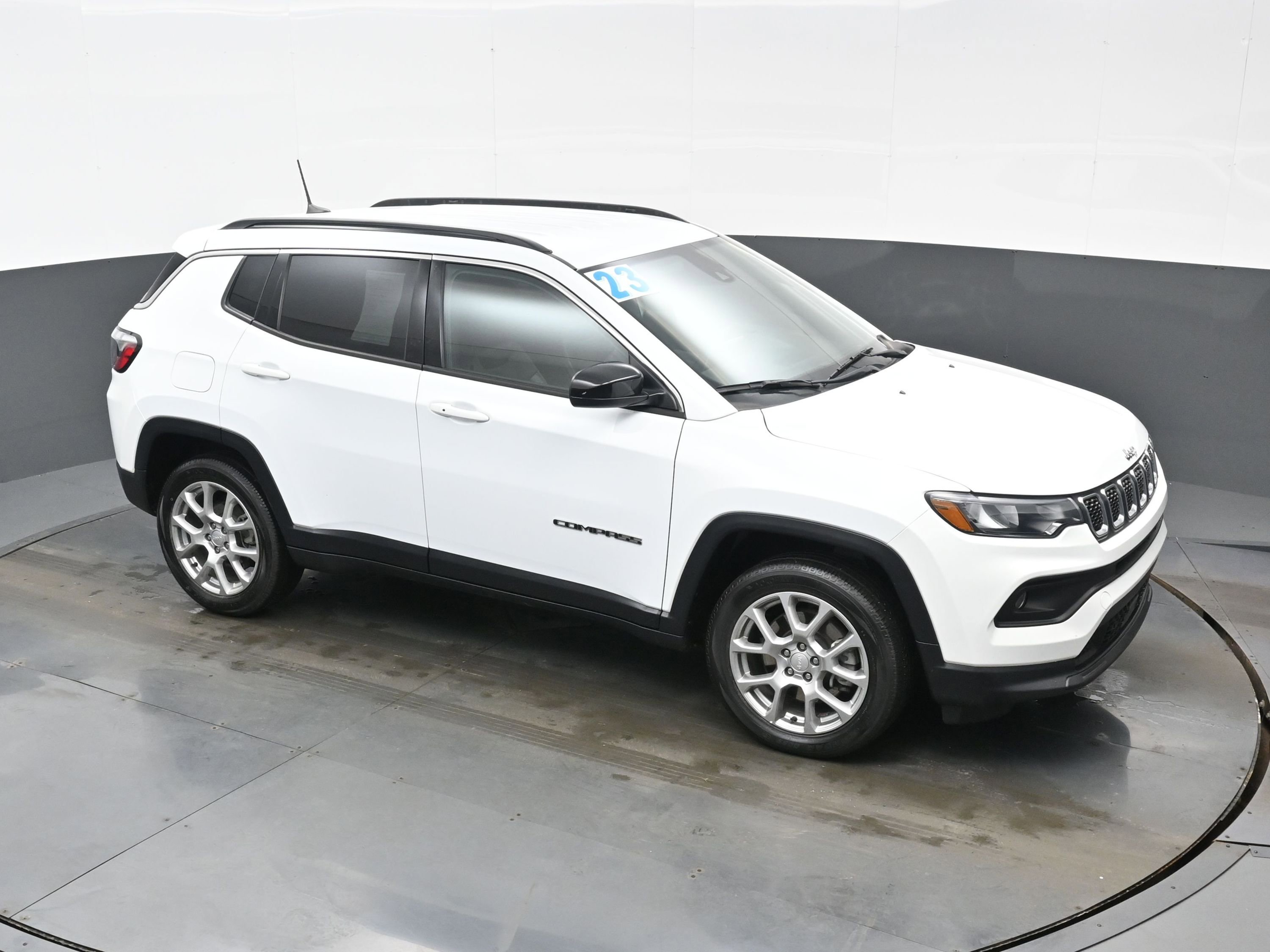 Used 2023 Jeep Compass Latitude image 39