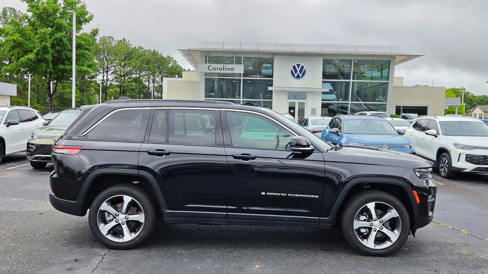 Used 2025 Jeep Grand Cherokee Limited w/ Luxury Tech Group II RWD image 6