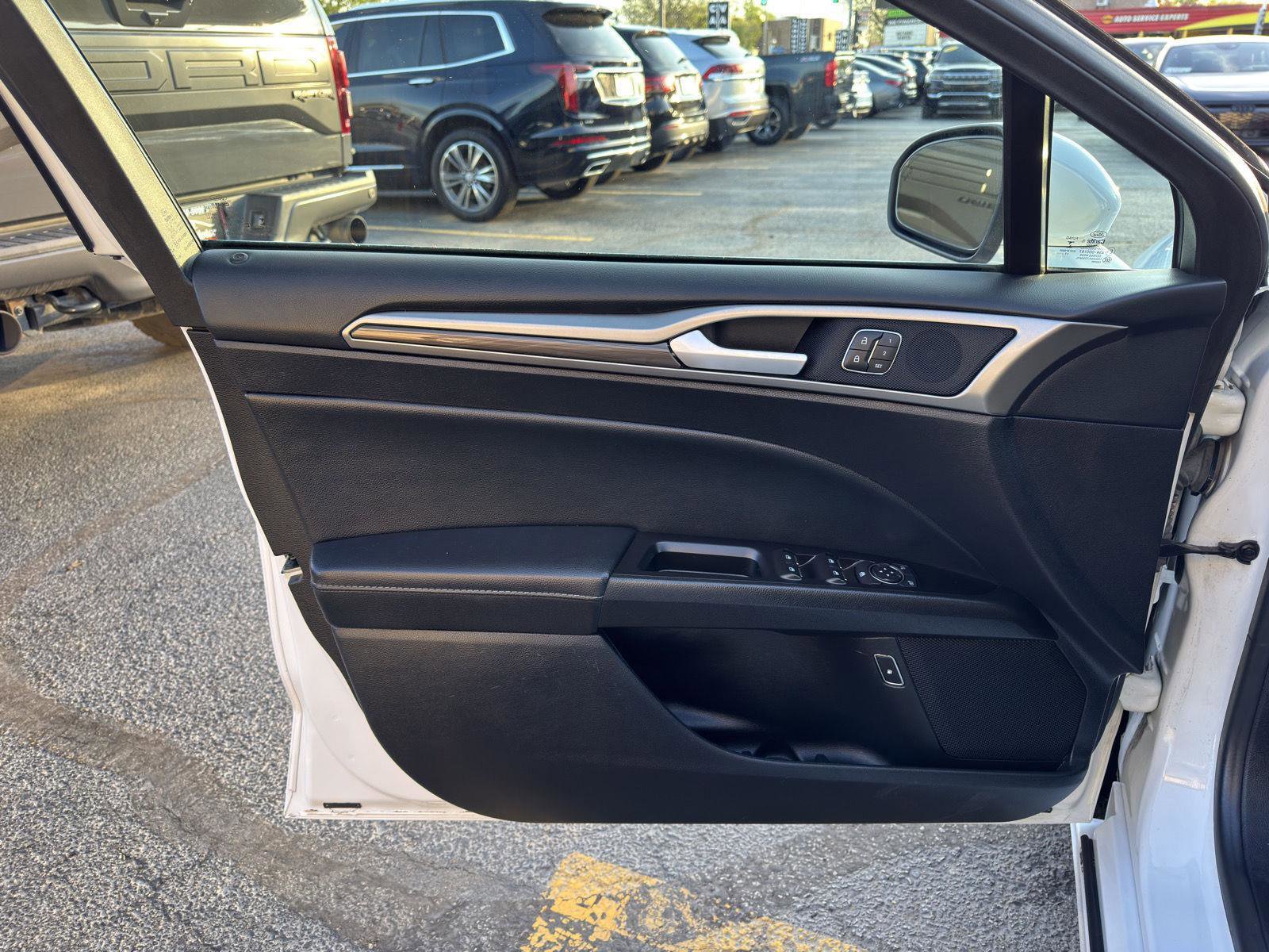 Used 2018 Ford Fusion SE w/ Equipment Group 602A FWD image 16