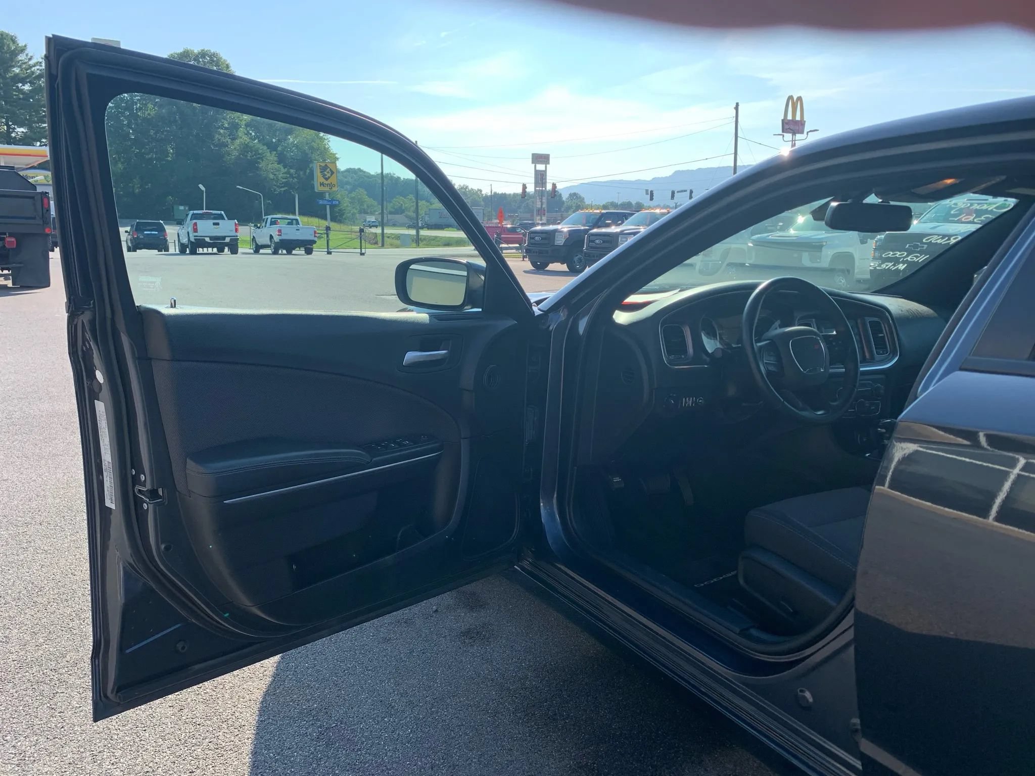 Used 2016 Dodge Charger SE RWD image 7